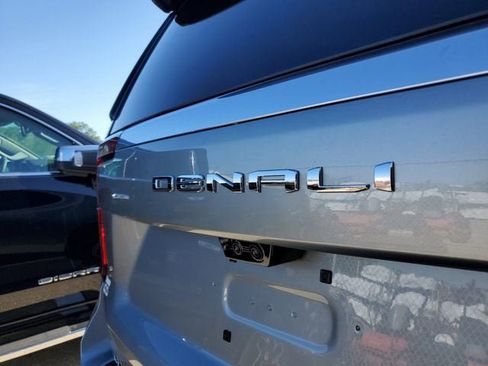 New 2026 GMC Yukon Denali w/ Denali Reserve Package AWD/4WD image 9
