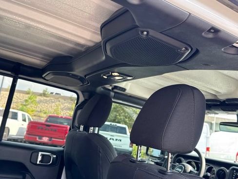 Used 2023 Jeep Gladiator Sport AWD/4WD image 19