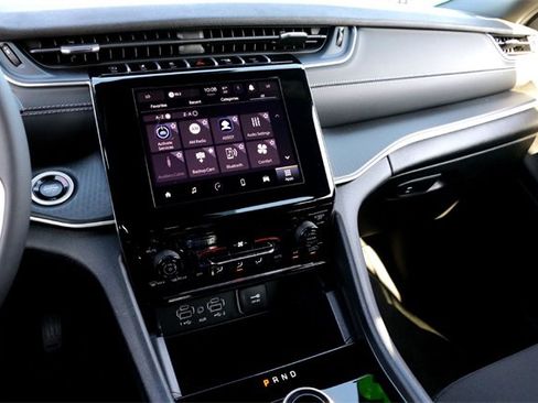 Used 2025 Jeep Grand Cherokee Laredo image 16