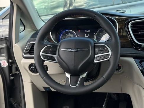 Used 2023 Chrysler Pacifica Limited FWD image 6