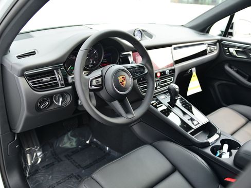 Used 2026 Porsche Macan image 31