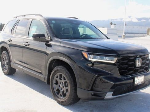 Used 2024 Honda Pilot TrailSport image 2
