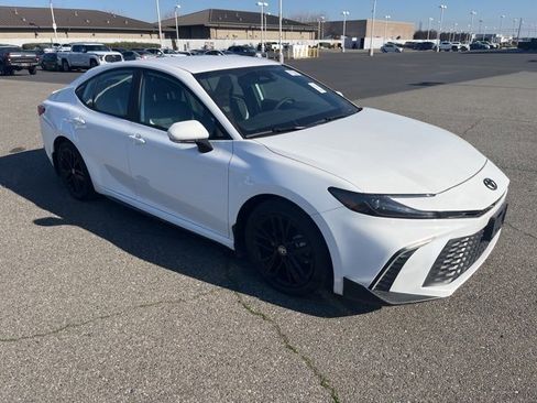 Used 2025 Toyota Camry SE image 3