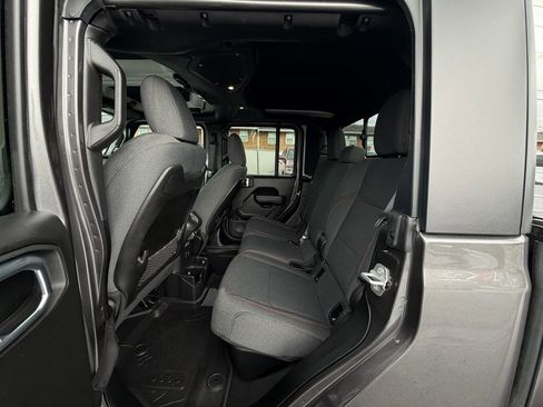 Used 2024 Jeep Gladiator Rubicon w/ Technology Group image 16