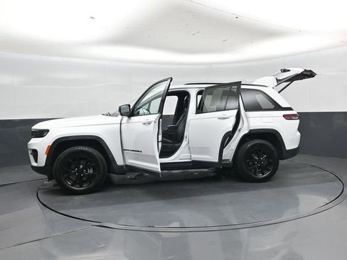 Used 2025 Jeep Grand Cherokee Altitude AWD/4WD image 49