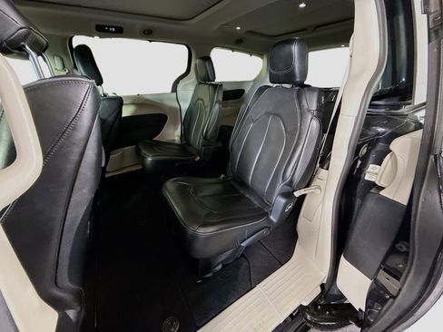 Used 2017 Chrysler Pacifica Limited w/ UConnect Theater Package FWD image 25