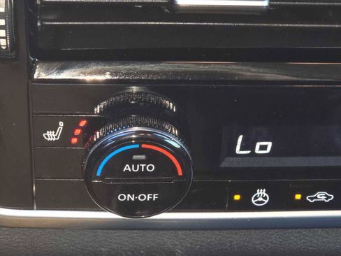 Used 2023 Nissan Rogue SL image 29