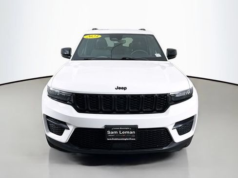 Used 2023 Jeep Grand Cherokee Altitude AWD/4WD image 2
