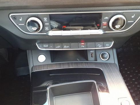 Used 2025 Audi Q5 e Premium Plus image 23