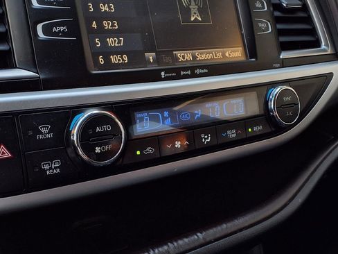 Used 2018 Toyota Highlander Plus w/ Carpet Mat Package (TMS) image 9