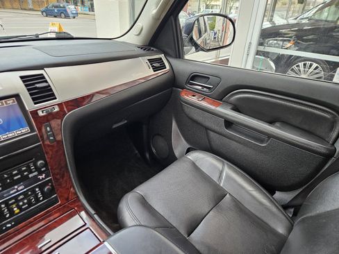 Used 2013 Cadillac Escalade ESV Luxury AWD/4WD image 21