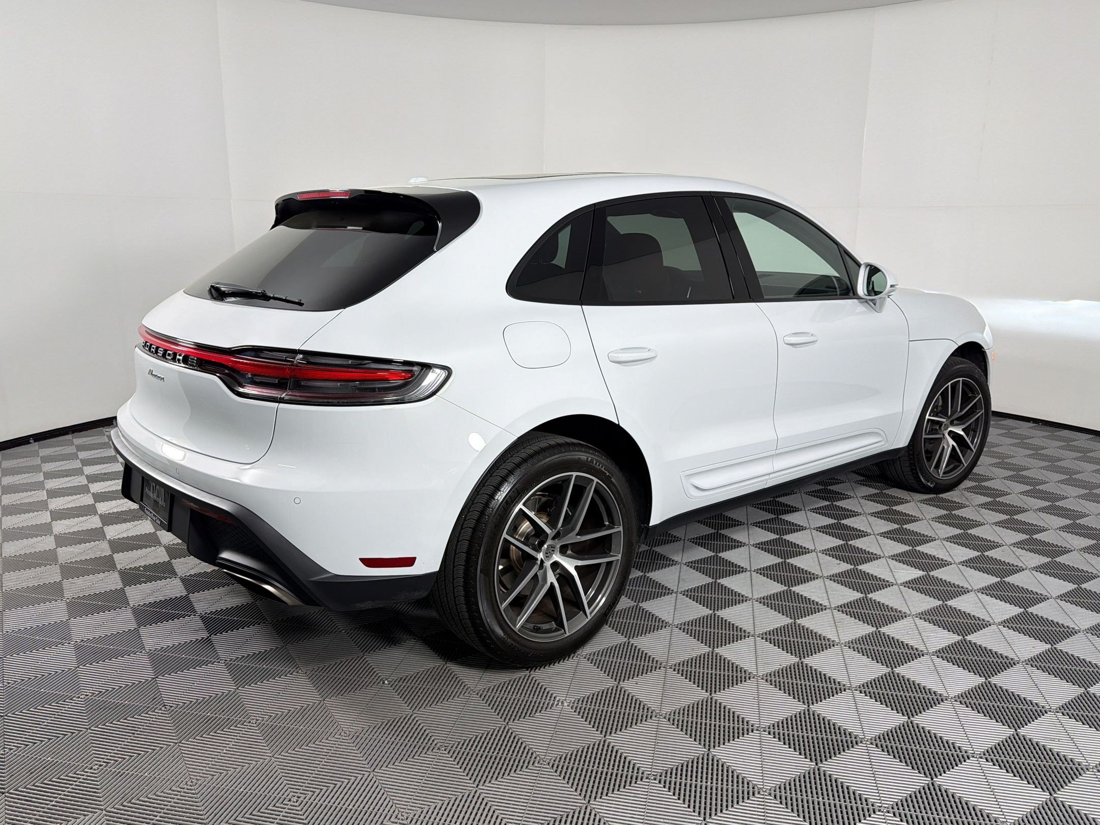 Used 2026 Porsche Macan AWD/4WD image 9