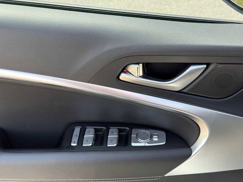Used 2025 Genesis G70 2.5T RWD image 13