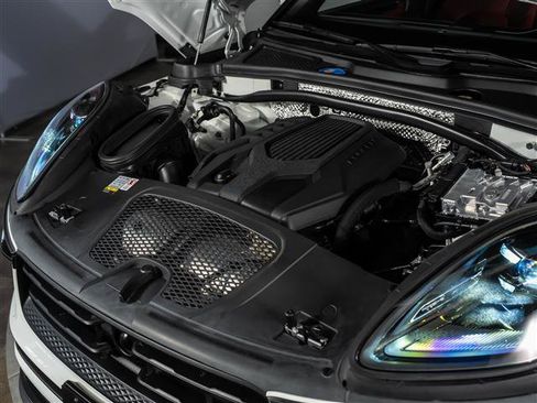 Used 2023 Porsche Macan AWD/4WD image 16