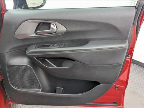 Used 2025 Chrysler Pacifica Select FWD image 19