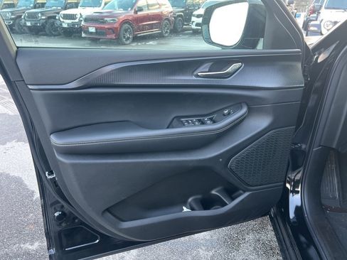 New 2025 Jeep Grand Cherokee Altitude image 19