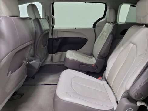 Used 2019 Chrysler Pacifica Touring-L FWD image 18