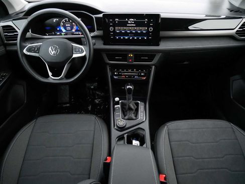 Certified 2025 Volkswagen Taos SE AWD/4WD image 10