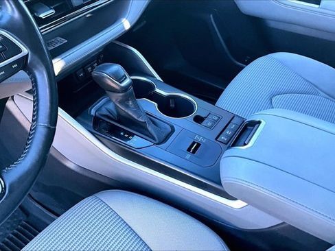 Used 2020 Toyota Highlander LE image 18