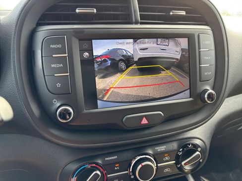 Used 2025 Kia Soul LX w/ LX Technology Package FWD image 22