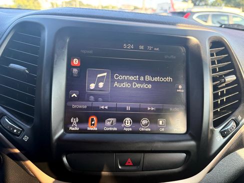 Used 2017 Jeep Cherokee Limited image 15