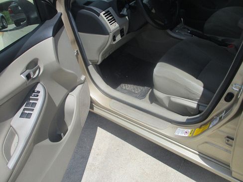 Used 2013 Toyota Corolla LE FWD image 24