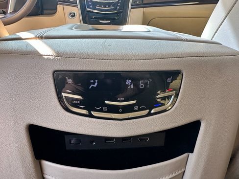 Used 2017 Cadillac Escalade Luxury AWD/4WD image 24