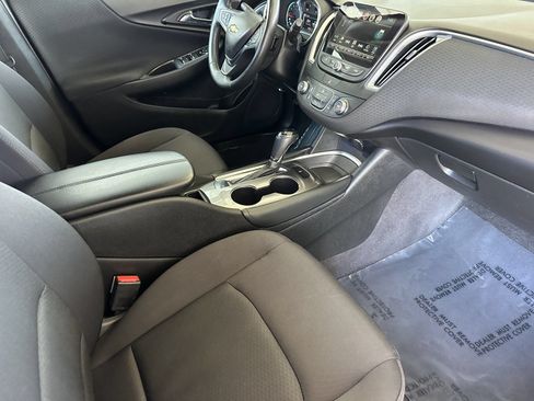 Used 2017 Chevrolet Malibu LT FWD image 14