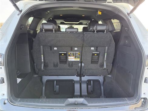 Used 2025 Toyota Sienna Limited image 17