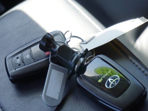 Used 2022 Toyota Prius Limited w/ Premium Convenience Package FWD image 18