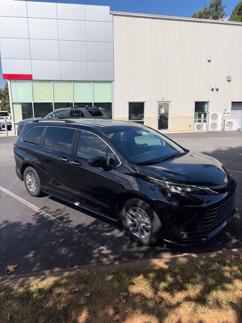 Used 2026 Toyota Sienna XLE FWD image 4