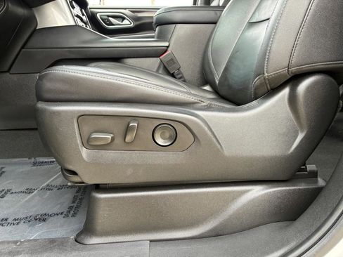 Used 2023 Chevrolet Suburban LT w/ Luxury Package image 15