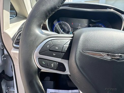 Used 2023 Chrysler Pacifica Limited w/ Uconnect Theater Family Group FWD image 38