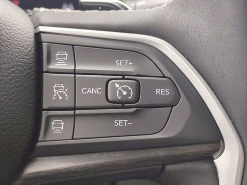 Used 2023 Jeep Grand Cherokee Limited w/ Black Appearance Package image 26