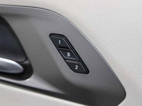 Used 2024 Chrysler Pacifica Touring-L image 27