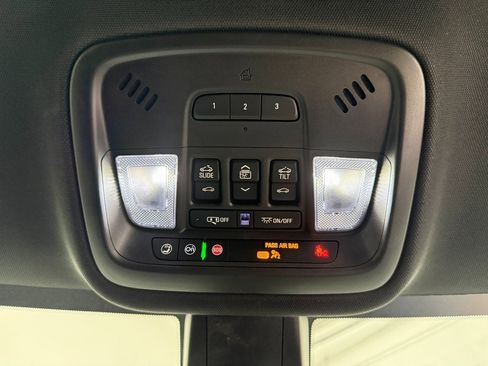 Used 2023 Chevrolet Traverse Premier image 31