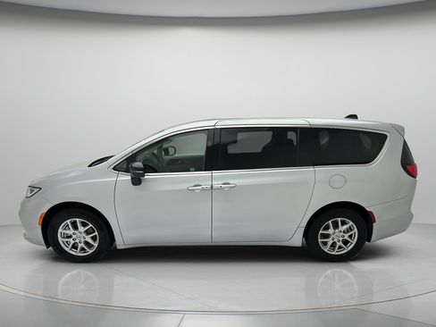 Used 2024 Chrysler Pacifica Touring-L FWD image 9