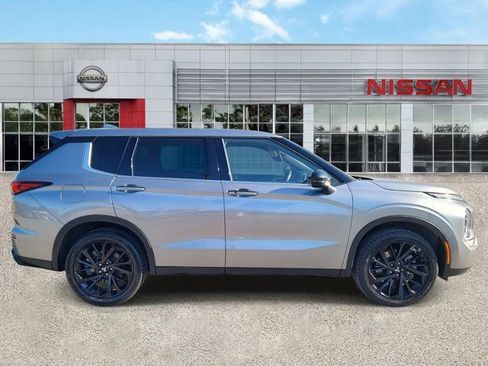 Used 2022 Mitsubishi Outlander SE image 3
