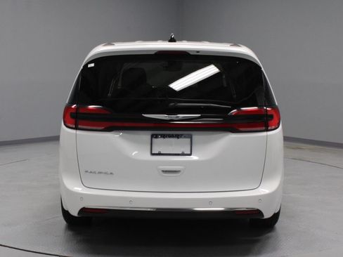 Used 2023 Chrysler Pacifica Touring-L FWD image 10