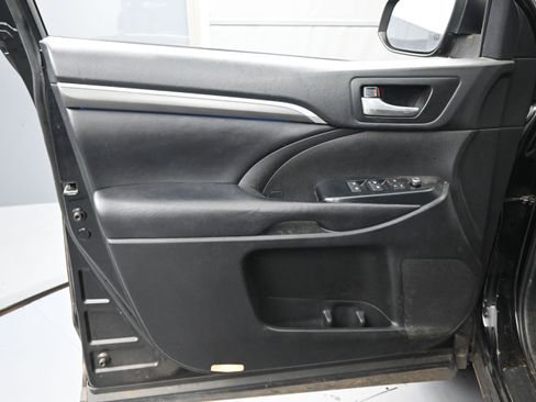 Used 2018 Toyota Highlander SE FWD image 16