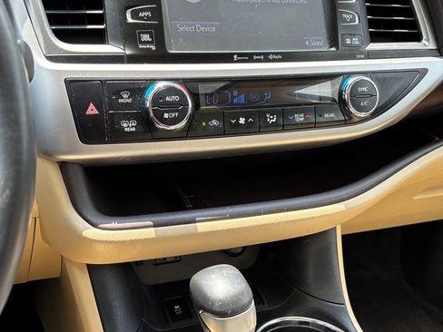 Used 2016 Toyota Highlander Limited FWD image 11