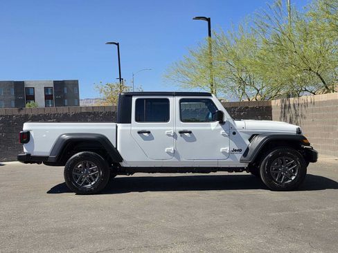 Used 2025 Jeep Gladiator Sport AWD/4WD image 9
