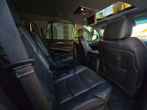 Used 2020 Cadillac Escalade Luxury image 15