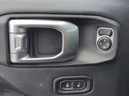 Used 2018 Jeep Wrangler Unlimited Sahara image 8