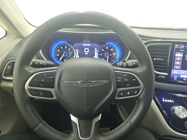 Used 2023 Chrysler Pacifica Touring-L FWD image 6