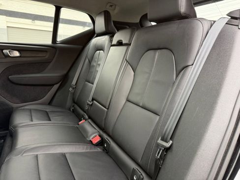 Used 2022 Volvo XC40 T5 Momentum image 18