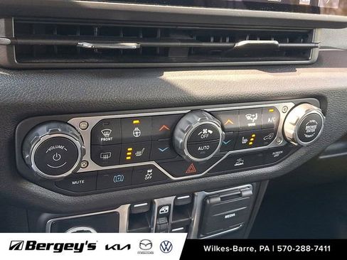 Used 2024 Jeep Wrangler Unlimited w/ Convenience Group AWD/4WD image 18