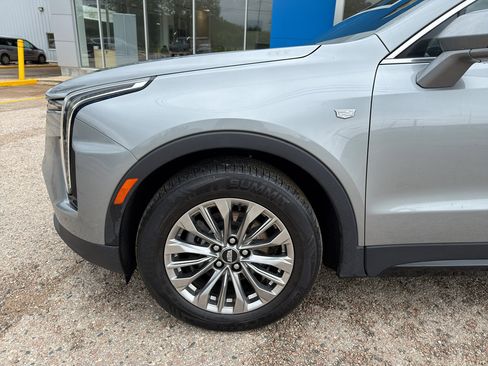 Used 2024 Cadillac XT4 Premium Luxury FWD image 2