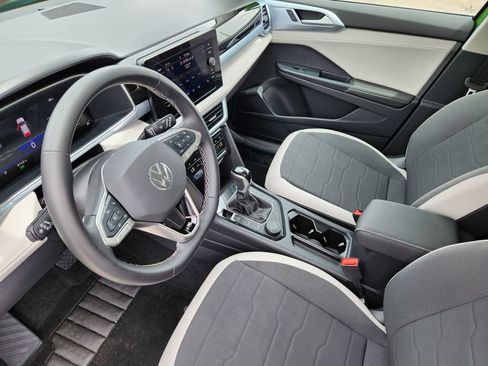 Certified 2025 Volkswagen Taos SE AWD/4WD image 10