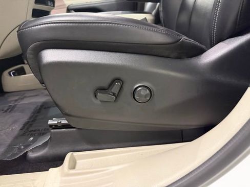 Used 2023 Chrysler Pacifica Touring-L FWD image 13